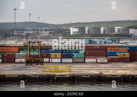 Gothenburg, Vastra Gotaland, Suède. 2 juin 2021. Conteneurs vus à Göteborg.avec quatre terminaux RO-RO, le port de Göteborg est équipé pour manipuler tous les types de marchandises roulantes ainsi que des conteneurs et des cassettes. Deux des quatre terminaux ont des liaisons ferroviaires avec des voies qui s'exécutent directement sur le côté quai. (Credit image: © Karol Serewis/SOPA Images via ZUMA Press Wire) Banque D'Images