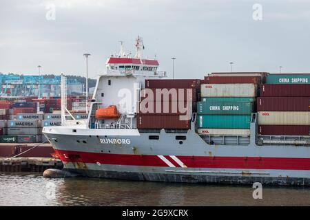 Gothenburg, Vastra Gotaland, Suède. 2 juin 2021. Navire à conteneurs de Rijnborg vu à Göteborg. Avec quatre terminaux RO-RO, le port de Göteborg est équipé pour manipuler tous les types de marchandises roulantes ainsi que les conteneurs et les cassettes. Deux des quatre terminaux ont des liaisons ferroviaires avec des voies qui s'exécutent directement sur le côté quai. (Credit image: © Karol Serewis/SOPA Images via ZUMA Press Wire) Banque D'Images