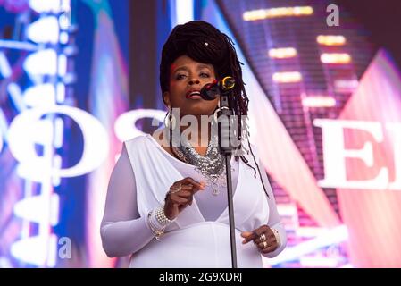 Une chanteuse du groupe Loose ends se présentant en direct au festival de musique de Soultasia à Maldon, Essex, Royaume-Uni, en juillet 2021, après la fin des restrictions COVID Banque D'Images