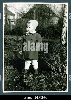 Europe, Allemagne, Hambourg, petit garçon dans les temps d'automne dans le jardin, photo de novembre 1955 , DROITS-SUPPLÉMENTAIRES-AUTORISATION-INFO-NON-DISPONIBLE Banque D'Images