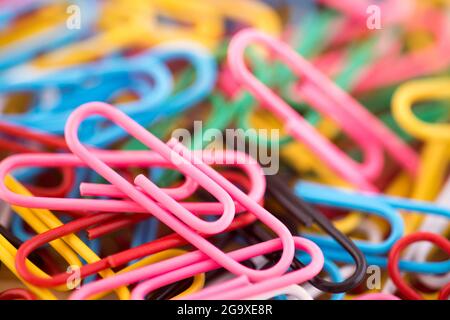 Pile de trombones colorés macro résumé arrière-plan Banque D'Images