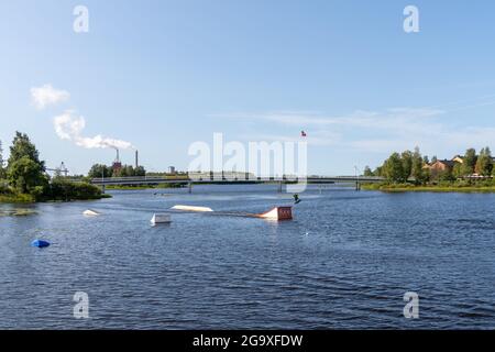 Oulu, Finlande - 25 juillet 2021 : wakeboarder s'amuser dans le parc d'attractions du centre-ville d'Oulu lors d'une belle journée d'été Banque D'Images