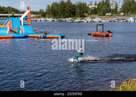 Oulu, Finlande - 25 juillet 2021 : wakeboarder s'amuser dans le parc d'attractions du centre-ville d'Oulu lors d'une belle journée d'été Banque D'Images