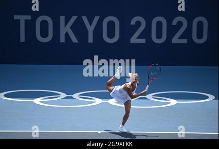 Tokyo, Japon. 28 juillet 2021. Camila Giorgi de l'Italie sert pendant le tennis les femmes célibataires quart-finale match contre Elina Svitolina de l'Ukraine aux Jeux Olympiques de Tokyo 2020 à Tokyo, Japon, le 28 juillet 2021. Crédit: Dai Tianfang/Xinhua/Alamy Live News Banque D'Images