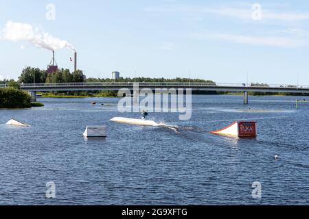 Oulu, Finlande - 25 juillet 2021 : wakeboarder s'amuser dans le parc d'attractions du centre-ville d'Oulu lors d'une belle journée d'été Banque D'Images