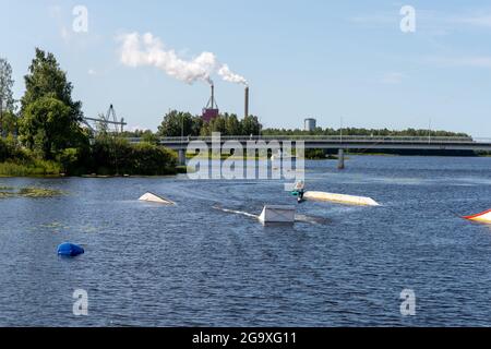 Oulu, Finlande - 25 juillet 2021 : wakeboarder s'amuser dans le parc d'attractions du centre-ville d'Oulu lors d'une belle journée d'été Banque D'Images