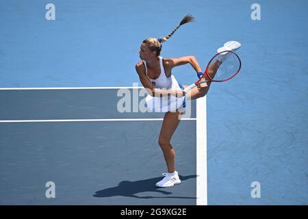 Tokyo, Japon. 28 juillet 2021. Camila Giorgi de l'Italie sert pendant le tennis les femmes célibataires quart-finale match contre Elina Svitolina de l'Ukraine aux Jeux Olympiques de Tokyo 2020 à Tokyo, Japon, le 28 juillet 2021. Crédit: Dai Tianfang/Xinhua/Alamy Live News Banque D'Images