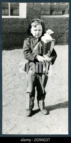 Garçon à sa première journée à l'école avec cône d'école, Hambourg, 1959 , DROITS-SUPPLÉMENTAIRES-AUTORISATION-INFO-NON-DISPONIBLE Banque D'Images