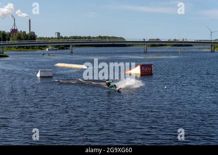 Oulu, Finlande - 25 juillet 2021 : wakeboarder s'amuser dans le parc d'attractions du centre-ville d'Oulu lors d'une belle journée d'été Banque D'Images