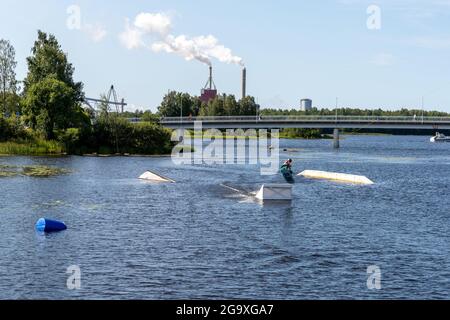 Oulu, Finlande - 25 juillet 2021 : wakeboarder s'amuser dans le parc d'attractions du centre-ville d'Oulu lors d'une belle journée d'été Banque D'Images