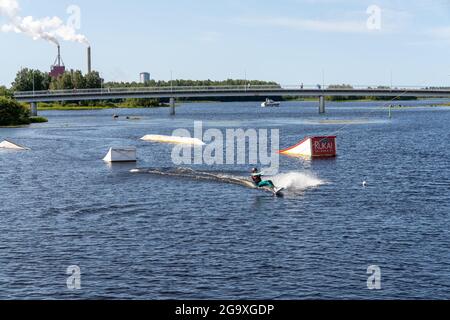 Oulu, Finlande - 25 juillet 2021 : wakeboarder s'amuser dans le parc d'attractions du centre-ville d'Oulu lors d'une belle journée d'été Banque D'Images