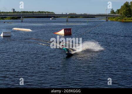 Oulu, Finlande - 25 juillet 2021 : wakeboarder s'amuser dans le parc d'attractions du centre-ville d'Oulu lors d'une belle journée d'été Banque D'Images