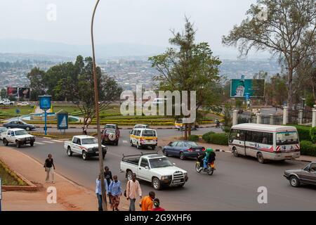 Kigali, Rwanda - 8 2008 août - trafic à proximité d'un rond-point Banque D'Images