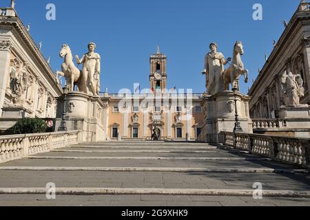 Italie, Rome, colline du Capitole, Piazza del Campidoglio, statues de Castor et Pollux et Palazzo Senatorio Banque D'Images