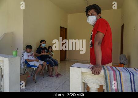 Badung, Indonésie. 27 juillet 2021. Une famille isolée vu se détendre à Wisma Bima Cottages II, Kuta. Le gouvernement local de Bali a centralisé les isolations Covid-19 pour les symptômes asymptomatiques et légers afin de faciliter le contrôle médical. Avant que des milliers de personnes ne meurent pendant la période d'auto-quarantaine dans leurs propres maisons, d'après les données du ministère indonésien de la Santé. (Photo de Dicky Bisinglasi/SOPA Images/Sipa USA) crédit: SIPA USA/Alay Live News Banque D'Images