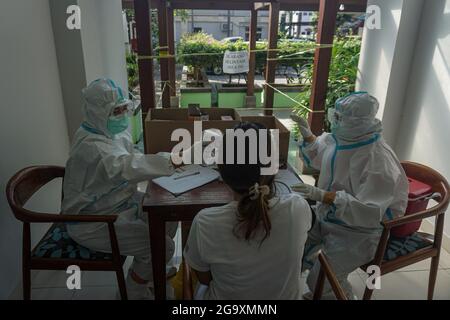 Badung, Indonésie. 27 juillet 2021. Une patiente isolée obtient son examen médical de routine à Wisma Bima Cottages II, Kuta. Le gouvernement local de Bali a centralisé les isolations Covid-19 pour les symptômes asymptomatiques et légers afin de faciliter le contrôle médical. Avant que des milliers de personnes ne meurent pendant la période d'auto-quarantaine dans leurs propres maisons, d'après les données du ministère indonésien de la Santé. (Photo de Dicky Bisinglasi/SOPA Images/Sipa USA) crédit: SIPA USA/Alay Live News Banque D'Images