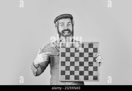 Homme barbu joue aux échecs. Figures d'échecs. Jeux intellectuels. Grand-maître joueur expérimenté. Profitez d'un tournoi. Concept de stratégie de jeu. Leçon d'échecs Banque D'Images