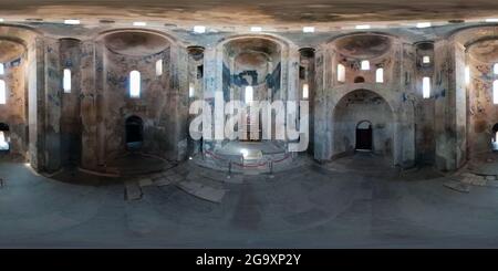 Vue panoramique à 360° de Fresques arméniennes orthodoxes sur les murs de l'église Akhtamar sur l'île Akdamar 360 vue