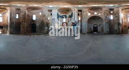 Vue panoramique à 360° de Fresques arméniennes orthodoxes sur les murs de l'église Akhtamar sur l'île Akdamar 360 vue