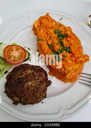 Des boulettes de viande en sauce avec légumes, vue d'en haut Banque D'Images