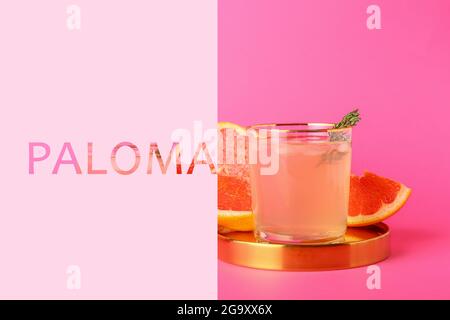 Verre de délicieux cocktail Paloma sur fond de couleur Banque D'Images