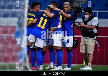 SAITAMA, JAPON - JUILLET 28 : Matheus Cunha, du Brésil, célèbre avec Antony, du Brésil, et Richarlison, du Brésil, après avoir marquant son premier but lors du match du tournoi de football olympique de 2020 entre l'Arabie Saoudite et le Brésil au stade Saitama, le 28 juillet 2021 à Saitama, au Japon (photo de Pablo Morano/Orange Pictures) Banque D'Images