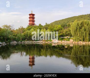 Pagode de Jinshan dans la ville de Xuzhou, province de Jiangsu, Chine, également connue sous le nom de Pagode de su Gong, l'un des huit nouveaux endroits pittoresques du lac Yunlong. Banque D'Images