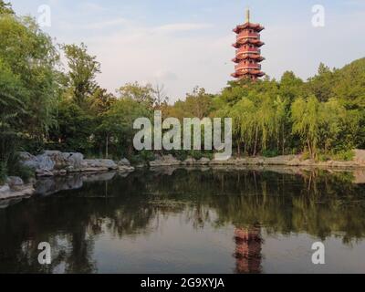 Pagode de Jinshan dans la ville de Xuzhou, province de Jiangsu, Chine, également connue sous le nom de Pagode de su Gong, l'un des huit nouveaux endroits pittoresques du lac Yunlong. Banque D'Images