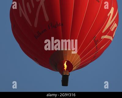 Peterborough, Royaume-Uni. 26 juillet 2021. Un ballon à air chaud Virgin rouge survole Peterborough, Cambridgeshire, Royaume-Uni, le 26 juillet 2021 crédit: Paul Marriott/Alay Live News Banque D'Images