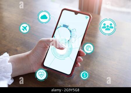 Concept de développement Internet des objets IoT, le smartphone à écran tactile pour montrer le concept de l'IoT. Banque D'Images