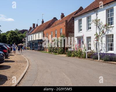 Scène de rue en été dans le joli village de Burnham Market, Norfolk, Royaume-Uni Banque D'Images