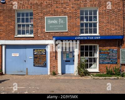 Extérieur de la boutique de poissons de Gurneys dans le village populaire de Burnham Market, Norfolk, Royaume-Uni Banque D'Images