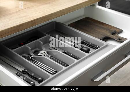 https://l450v.alamy.com/450vfr/2g9y7jm/tiroir-avec-jeu-de-couteaux-et-planches-dans-la-cuisine-2g9y7jm.jpg