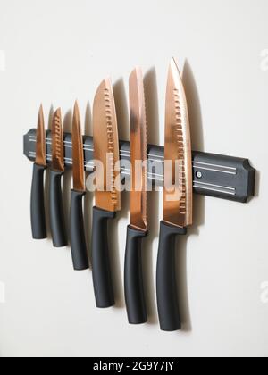 Support magnétique avec jeu de couteaux accrochés au mur léger Banque D'Images