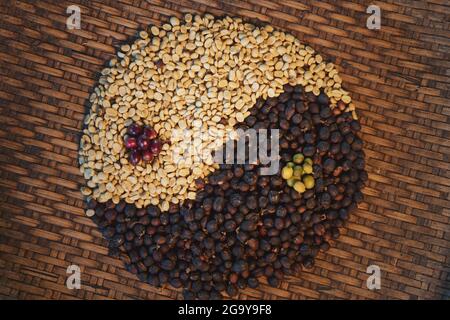 Grains de café en forme de yin et de yang Banque D'Images