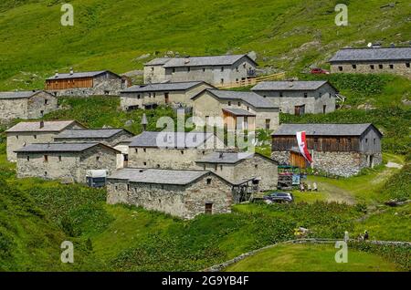 Jagdhausalm, Autriche. 20 juillet 2021. Situé dans le parc national de Hohe Tauern, au bout de la vallée de Defereggen dans le Tyrol oriental, le Jagdhaussem est l'un des plus anciens pâturages alpins d'Autriche. Le Jagdhausm, situé à une altitude de 2009 mètres, a été mentionné pour la première fois dans un document en 1212 comme "fermes de six". La vallée de Defereggen se trouve au milieu du parc national Hohe Tauern. La vallée est entourée de montagnes des montagnes de Deferegg, du groupe Rieserferner, du groupe Lasörling et du groupe Schober. Credit: Patrick Pleul/dpa-Zentralbild/ZB/dpa/Alay Live News Banque D'Images