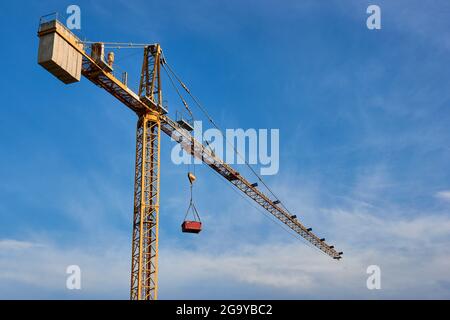 Chantier de construction de grues le matin Banque D'Images