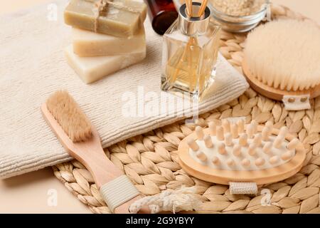 Différentes brosses de massage et fournitures de bain sur fond de couleur Banque D'Images