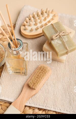 Différentes brosses de massage et fournitures de bain sur fond de couleur Banque D'Images