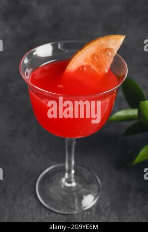 Verre de cocktail daiquiri Hemingway sur fond sombre Banque D'Images