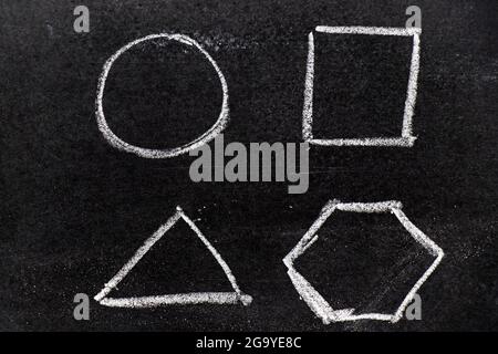 Dessin à la main avec une forme géométrique (cercle, triangle, carré, hexagone) sur fond de tableau noir Banque D'Images