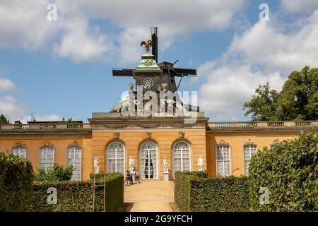 Potsdam, Allemagne - JUL 18, 2021. Nouveau palais des chambres dans le Parc Sanssouci. Une orangerie était le prédécesseur des nouvelles chambres. En arrière-plan, le Banque D'Images