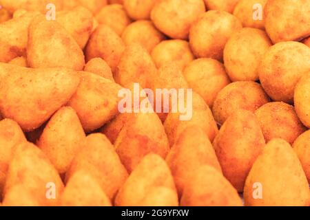 Arancini sicilien (boules de riz italiennes) cuisine traditionnelle de rue en Italie. Banque D'Images