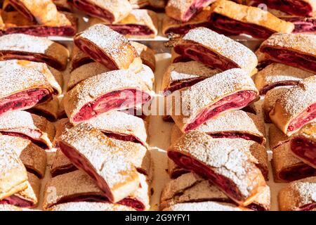 De nombreux morceaux de strudel traditionnel aux pommes avec cerise sur le marché d'automne de l'épicerie (Focus sélectif) Banque D'Images