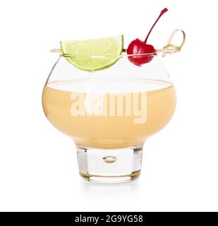 Verre de délicieux cocktail de mai tai sur fond blanc Banque D'Images