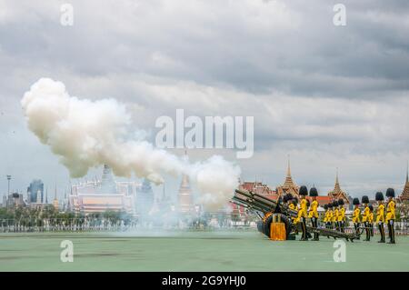 Bangkok, Thaïlande. 28 juillet 2021. Les gardes royaux thaïlandais ont prononcé un hommage de 21 armes pour souligner le 69e anniversaire du roi Maha Vajiralongkorn, également connu sous le nom de roi Rama X. UNE compagnie du 1er Bataillon de l'artillerie, 1er Régiment de l'artillerie de campagne, Garde du roi, a prononcé un hommage de 21 armes pour marquer le 69e anniversaire de sa Majesté le roi Maha Vajiralongkorn (Roi Rama X) le 28 juillet 2021, la cérémonie militaire en l'honneur du roi a eu lieu au lieu de parade royale de Sanam Luang, à côté du Grand Palais. Crédit : SOPA Images Limited/Alamy Live News Banque D'Images