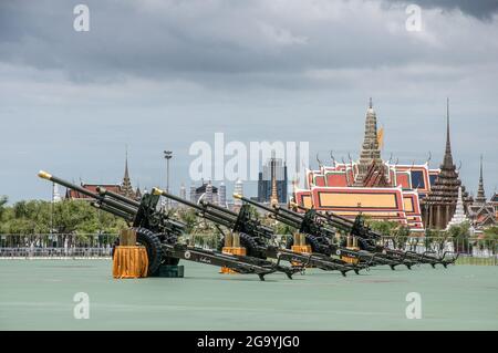 Le canon vu installé dans le champ royal devant le Grand palais pour le salut de 21 armes à feu pour marquer le 69e anniversaire du roi Maha Vajiralongkorn également connu sous le nom de roi Rama X. UNE compagnie du 1er Bataillon d'artillerie, 1er Régiment d'artillerie de campagne, Garde du roi, A fait un hommage de 21 armes à feu pour souligner le 69e anniversaire de sa Majesté le Roi Maha Vajiralongkorn (Roi Rama X) le 28 juillet 2021. La cérémonie militaire en l'honneur du Roi a eu lieu au lieu du défilé royal de Sanam Luang, à côté du Grand Palais. (Photo de Peerapon Boonyakiat/SOPA Images/Sipa USA) Banque D'Images