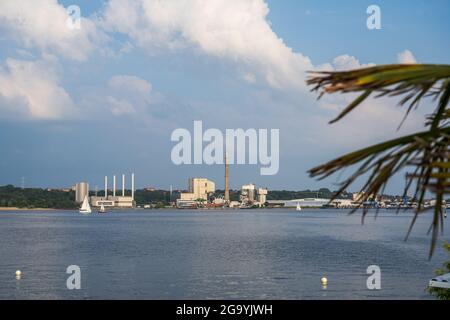 Blick über die Kieler Förde auf das Osofer und den Ostuferhafen Banque D'Images