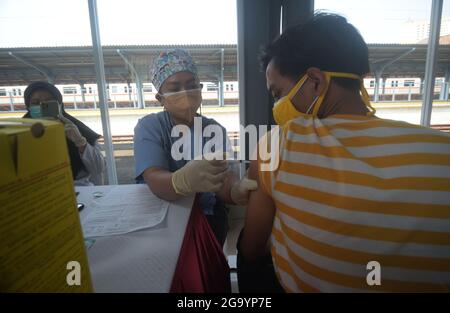 Jakarta, Indonésie. 28 juillet 2021. Un homme reçoit une dose du vaccin COVID-19 à Jakarta, en Indonésie, le 28 juillet 2021. Credit: Zulkarnain/Xinhua/Alamy Live News Banque D'Images