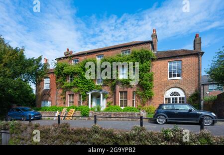 'sunhouse', une grande maison de ville géorgienne classée de catégorie II datant de 1780 environ, avec parking dans la rue Maltravers Street, Arundel, West Sussex, Angleterre, Royaume-Uni. Banque D'Images